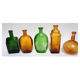 1018	GROUP OF ASSORTED CONTEMPORARY BLOWN GLASS COLONIAL BOTTLES AND FLASKS, TALLEST APPROXIMATELY 9