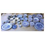 1025	LARGE COLLECTION OF BLUE & WHITE TRANSFERWARE INCLUDING BLUE WILLOW
