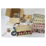 1128	GROUP OF ASSORTED VINTAGE CHRISTMAS ITEMS
