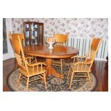 Oak Round Table w/1 Leaf Oak Round Table w/1 Leaf