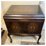 OAK VICTOR VICTROLA | Antique Victrola Model VV-210, Quarter-Sawn Oak with tiger-oak grain in origin