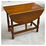 Drop-Leaf Gateleg Table With Turned Legs | With two half round leaves Dimensions: h. 23 x w. 16.25 x