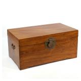 CHINESE CAMPHORWOOD EXPORT CHEST | Rectangular camphorwood chest featuring a hinged top and dovetail
