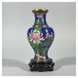 CHINESE CLOISONNÉ ENAMEL CHRYSANTHEMUM VASE WITH WOOD STAND | Cobalt blue enamel baluster-form vase 