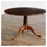 QUEEN ANNE STYLE MAHOGANY TILT-TOP BREAKFAST TABLE | This circular breakfast table features a dark w