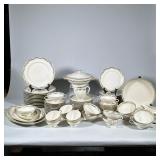 LENOX "CRETAN" GOLD ENCRUSTED PORCELAIN DINNER SERVICE | This Lenox porcelain dinner service in the 