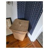 Wicker hamper with lid