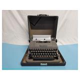 Underwood Finger Flite Champion typewriter made in USA with carrying case