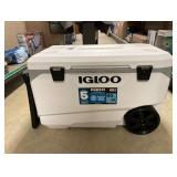 Igloo Latitude 137 Cans 90 Quart Rolling Cooler