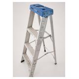 Aluminum Step Ladder with Blue Top