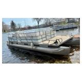 Pontoon boat