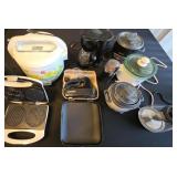 EAT057 - Assorted Kitchen Appliances Zojirushi Rice Cooker & More