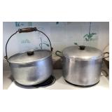 PPM112 Two Large Aluminum Stock Pots With Lids