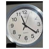 EHE040 Quartz Analog Wall Clock 