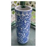 AKC087 - Large Freestanding Indigo Patterned Porcelain Umbrella Stand