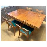 WWS001 - Extending Dining Table With Four Chairs 
