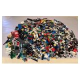 MCJ160 Over 7 Pounds Of Legos 