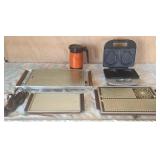 FHM068 - Salton Hooray Food Warmers, Villaware Sandwich Maker & Rubbermaid Insulated Pitcher 