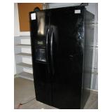 Frigidaire side x side w/ice and water dispensers $400
