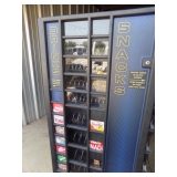 SNACK/ DRINK COMBO VENDING MACHINE has BILL COLLECTOR ATTACHED - UNTESTED
