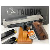 includes an ambidextrous safety/decocker.