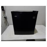 Igloo 1.7 cu ft Table Top Refrigerator Works