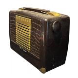 L - Vintage RCA Victor Tabletop Radio
