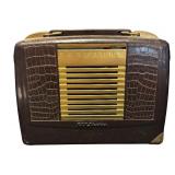 L - Vintage RCA Victor Tabletop Radio