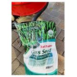G - Scotts Broadcast Lawn Spreader and Turf Builder Grass Seed Mix