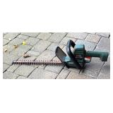 G - Black & Decker Auto Stop 18-Inch Hedge Trimmer Model: HT 400