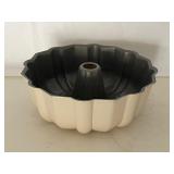 Set of 4 Bakeware Pieces including Bundt Pan, Pie Plate, Casserole and Glass Dish