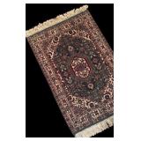 LL - Decorative Oriental Rug with Medallion Pattern and Fringe