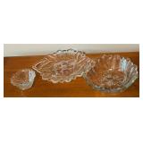 LL - Set of 3 Pressed Glass Serving Bowls with Floral Pattern