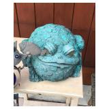 Lot of outdoor yard decor