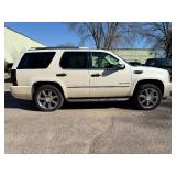 2010 CADILLAC ESCALADE LUXURY *All Wheel Drive | 3rd Row Seating*