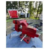 Wilton Red Bench Vise with 4.5" Jaw Width and 4.5" Opening