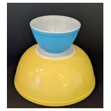 K - Set of 2 Vintage Pyrex Mixing Bowls Blue and Yellow