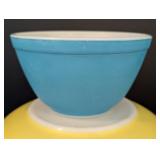 K - Set of 2 Vintage Pyrex Mixing Bowls Blue and Yellow