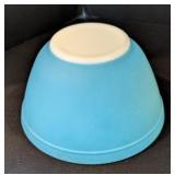 K - Set of 2 Vintage Pyrex Mixing Bowls Blue and Yellow