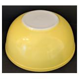 K - Set of 2 Vintage Pyrex Mixing Bowls Blue and Yellow