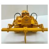 1:16 Scale Caterpillar D2 No.2 Tool Bar Diecast Model Tractor with Box