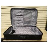 Dukapgear Large 30" x 21" x12" 4 wheeled expandable suitcase- One wheel is broken