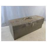 (EC1) 19" Metal Tool Box with Log C...