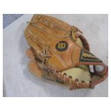 (CSB) 3 Baseball Gloves - Wilson "T...