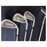 SET OF GOLF CLUBS