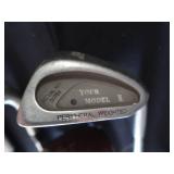 SET OF GOLF CLUBS