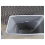 RUBBERMAID COMMERCIAL CAN WITH LID