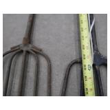 2 FISHING SPEARS
