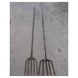 2 FISHING SPEARS