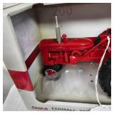 1:16 Farmall 200 Tractor